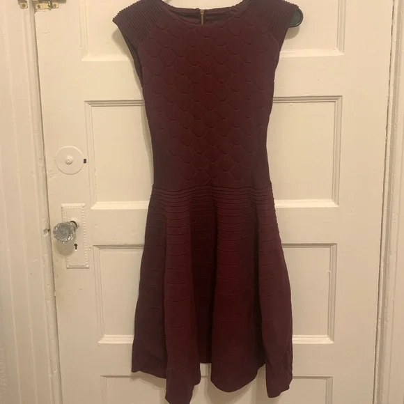 Burgundy Ted Baker textured fabric fall wedding - Picture 3 of 7